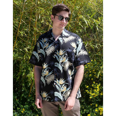 chemise hawaienne noire et fleurie