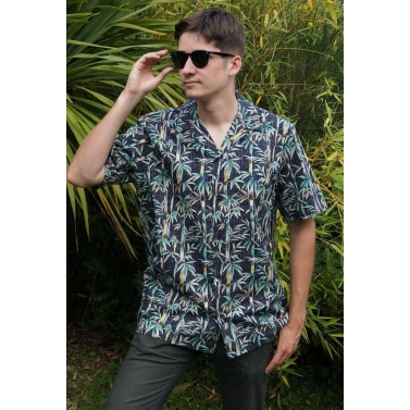 En chemise hawaienne et lunettes de soleil 