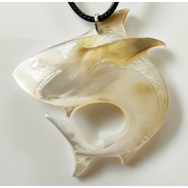 Pendentif requin en nacre de tahiti