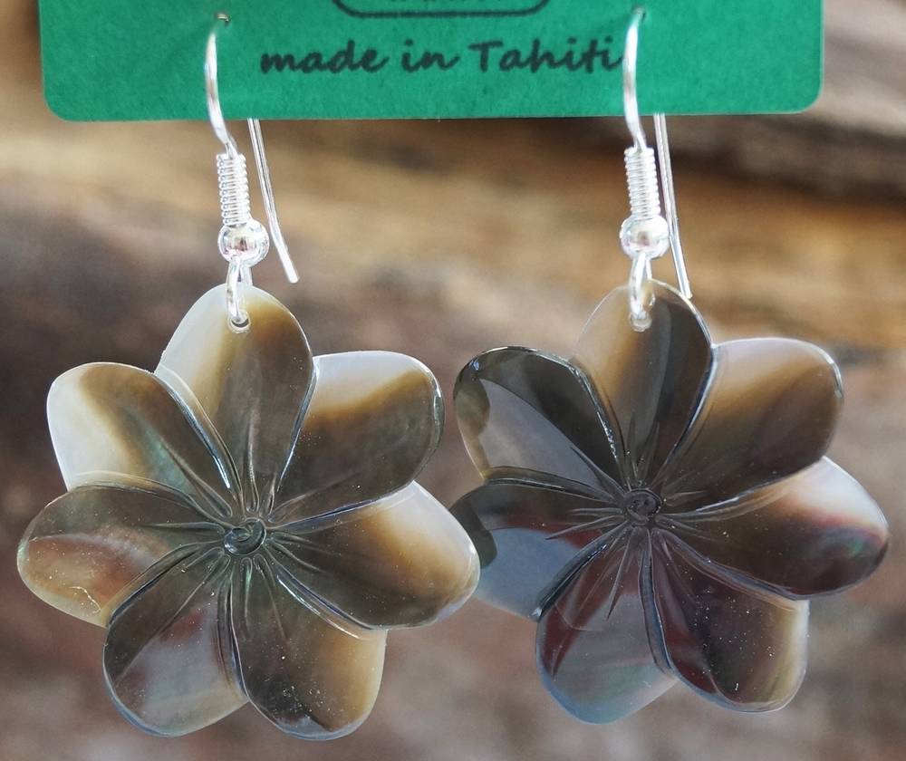 boucles d'oreilles nacre de Tahiti, fleur de tiaré,signé Woïta Prokop,fait  main.