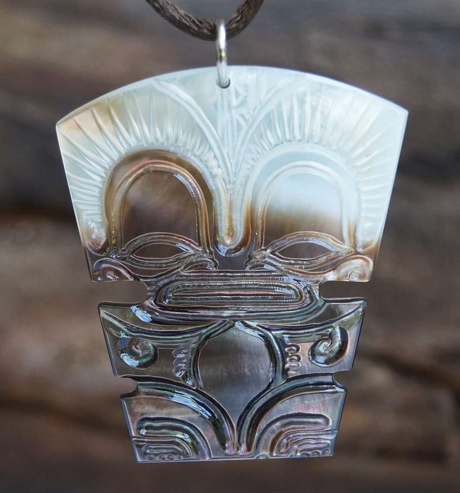 Pendentif en nacre gravée, modèle Tiki par Woïta Prokop Tahiti