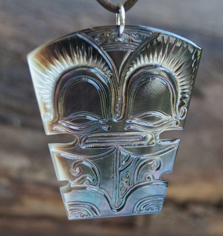 Pendentif en nacre gravée, modèle Tiki par Woïta Prokop Tahiti